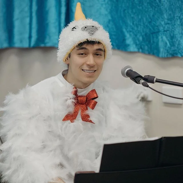 Another pic of me being coerced into being a cockatoo while narrating and piano-ing. Thanks Jack Dixon Gunn for the pic!
.
.
.
.
.
#cockatoo #cockatoocostume #childrenstheatre #narrator #kidsshow #fun #halloween #happyhalloween🎃 #happyhalloween #hal