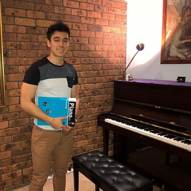 I recently redid my piano teaching studio - let me know what you think! ➡️➡️ I&rsquo;ve been playing around with minimalism lately, clearing away the clutter and only keeping things that are motivating or functional
.
.
.
.
#musicteacher #pianoteache