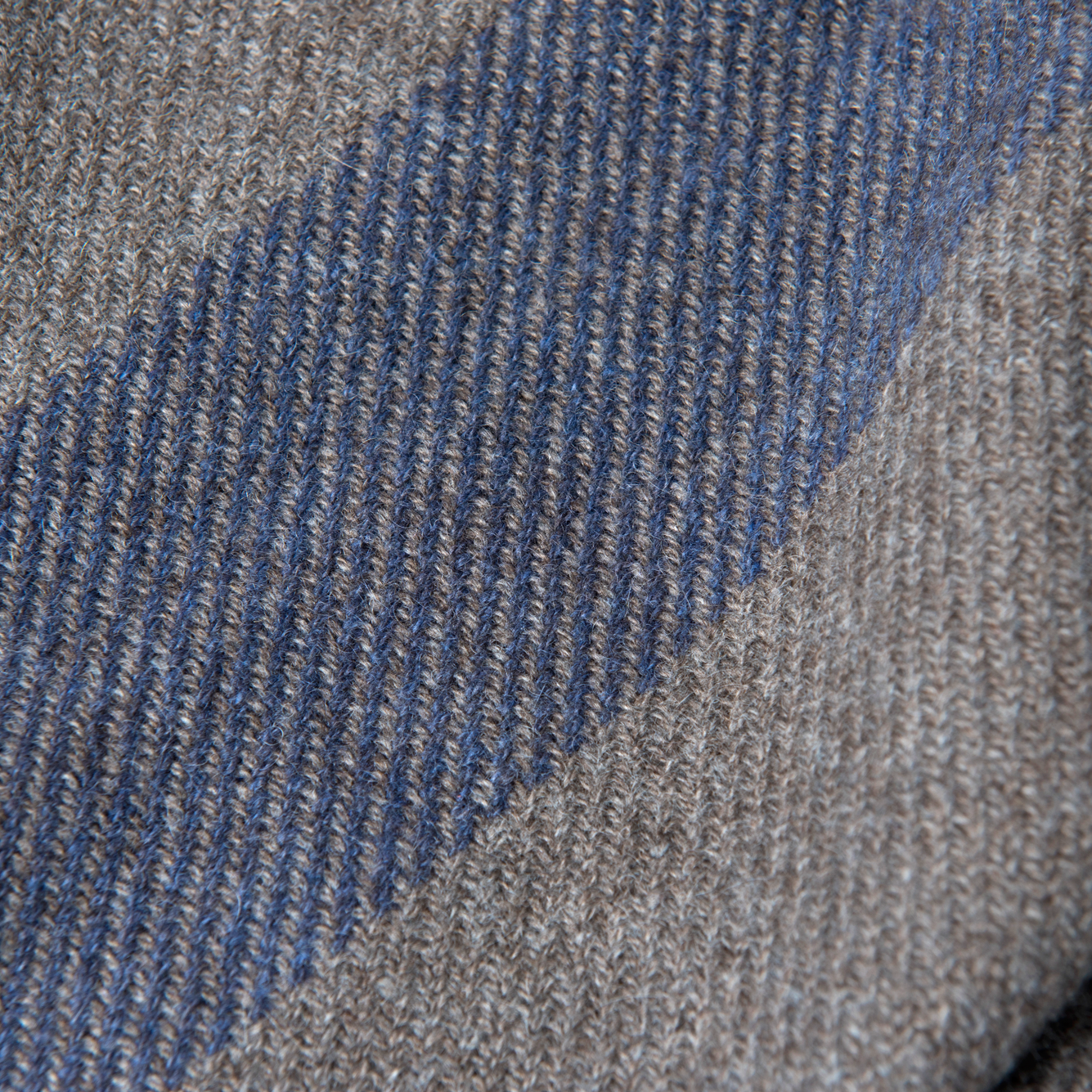 plaid_GreyBlue_detail2.png