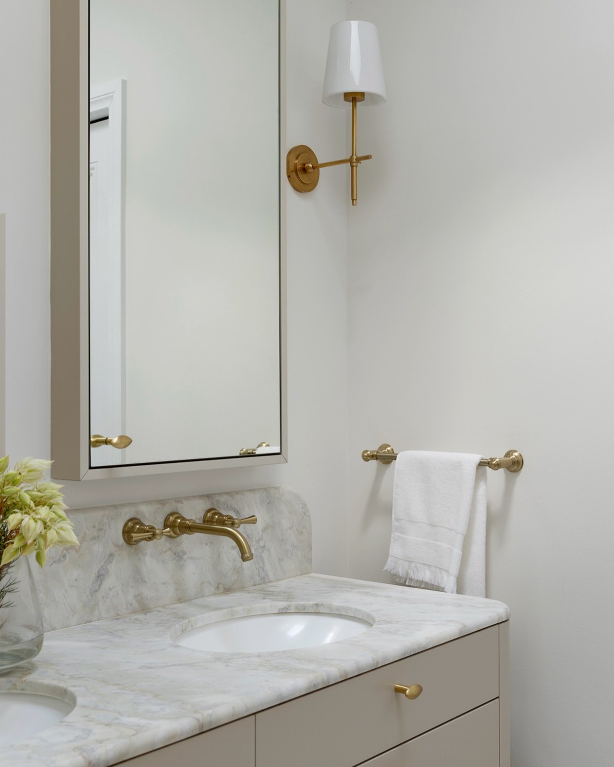 A snippet of our Bernard Street ensuite featuring @cdkstone Austral Dream stone and @duluxaus Beige Royal cabinets ✨

Build @saltkbperth 
Photography @jody_darcy 

#jessosheadesigns #perthrenovations #perthhomes #perthinteriordesign #petthbathroooms 