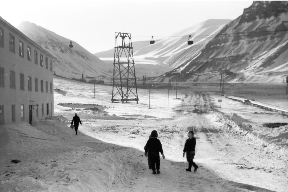 Foran sykehuset. Utsikt mot Nybyen, Sverdrupbyen og Longyearbreen. Taubanen i bakgrunnen.