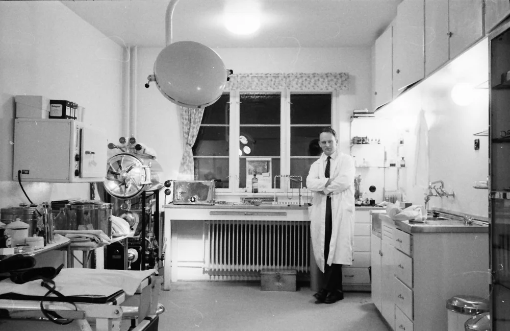 Morfar på et av behandlingsrommene.