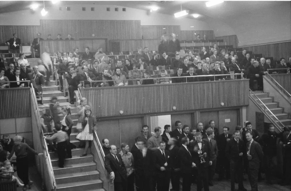 I storsalen på Forsamlingshuset, populært kalt Huset.