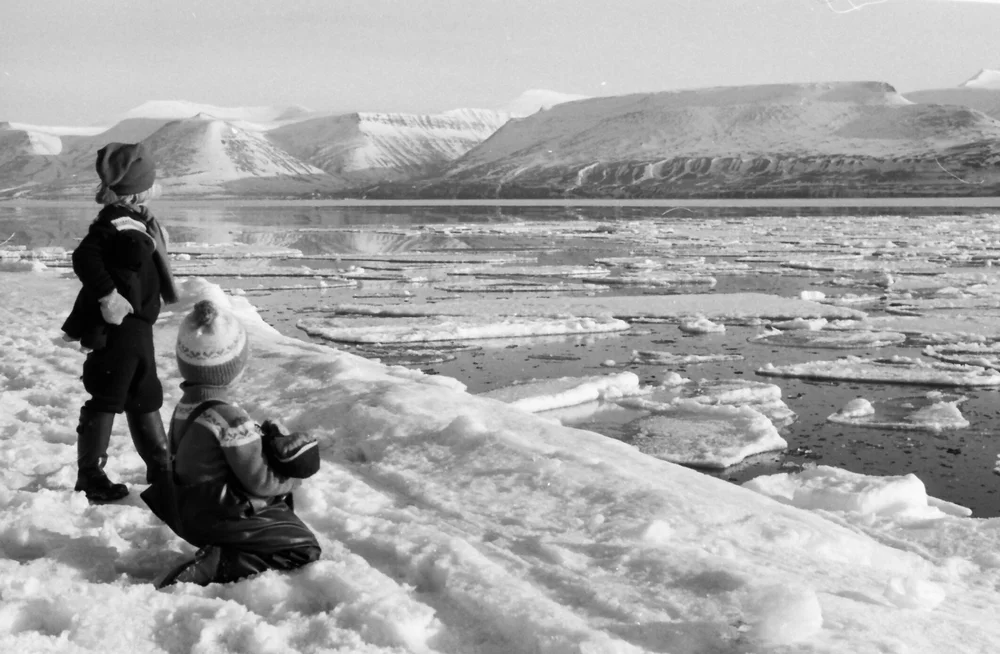 Mamma og tante ved vannkanten. 