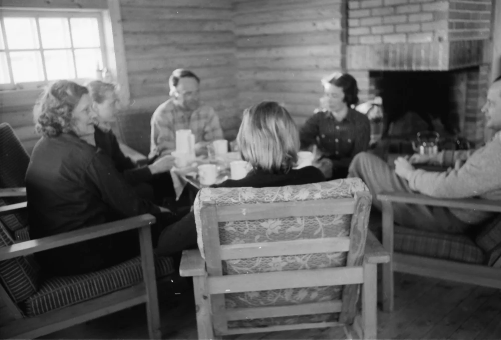 Inne på hytta på Revneset.