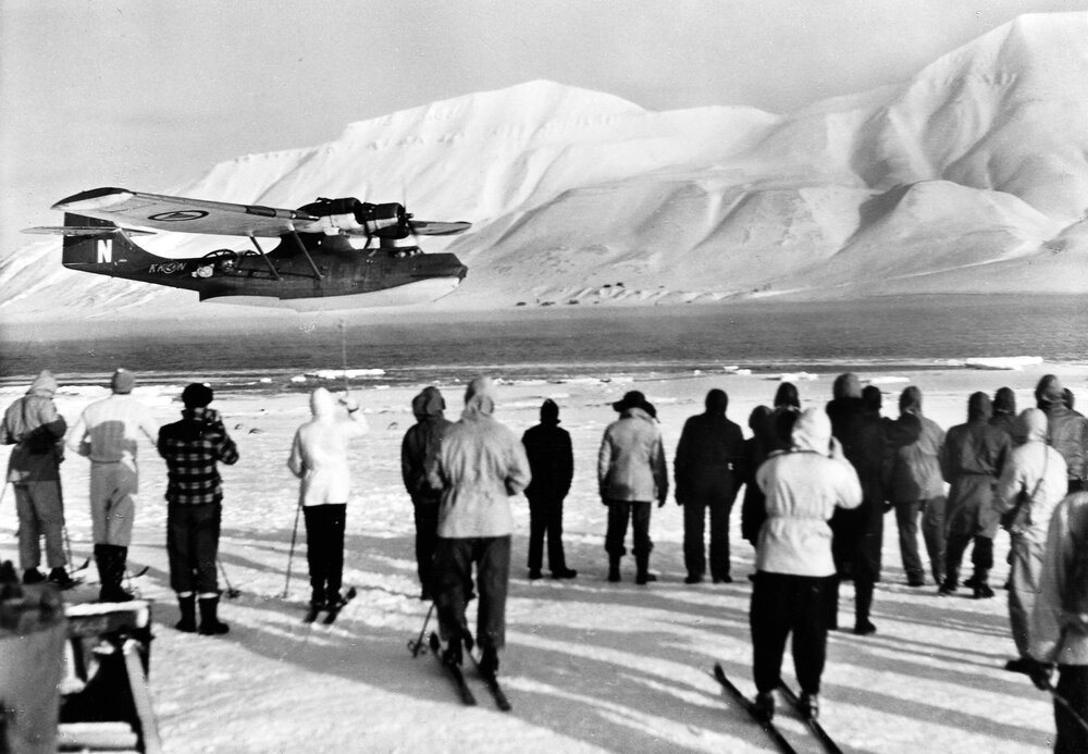 En gang hver vår fløy et sjøfly lavt over brinken i Adventdalen og slapp fra seg post.  En begivenhet mange så frem til! 