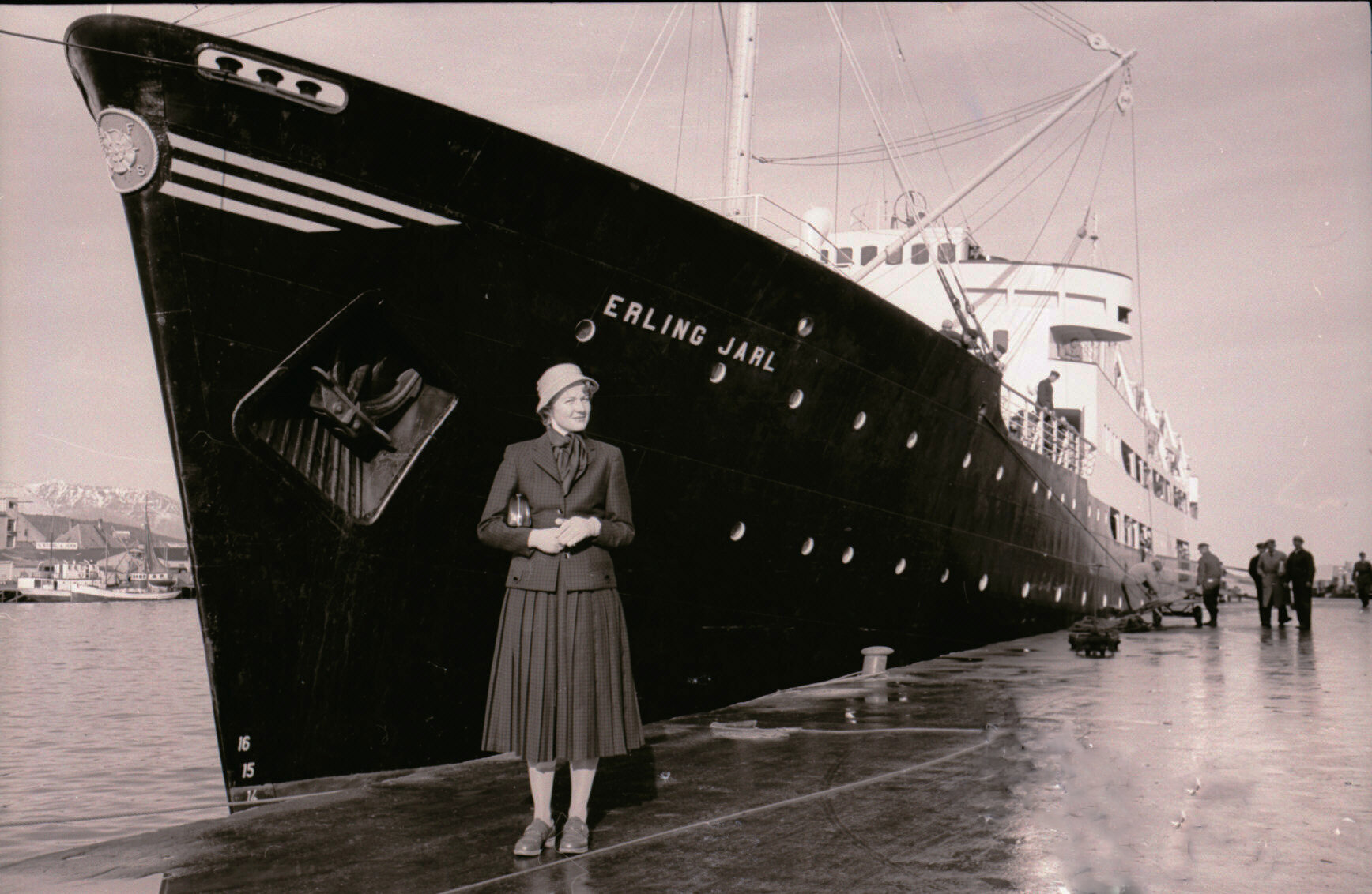 Min mormor, Margrethe Bjørner, foran hurtigruteskipet MS “Erling Jarl” på kaien i Tromsø.