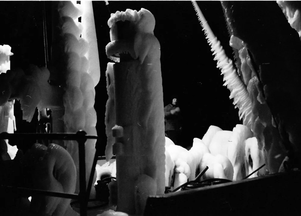 Innefrosset skip i polarnatten.