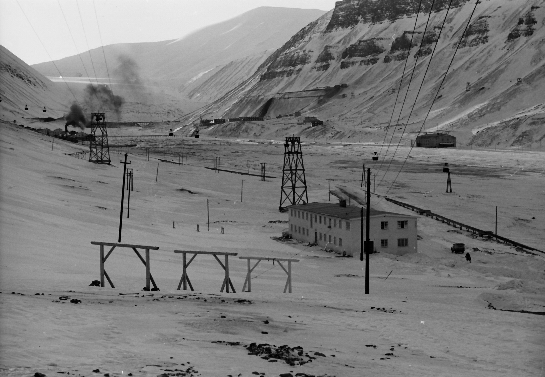 Longyearbyen sykehus sett ovenfra. Kolossen inne ved bergveggen på motsatt side er Huset.