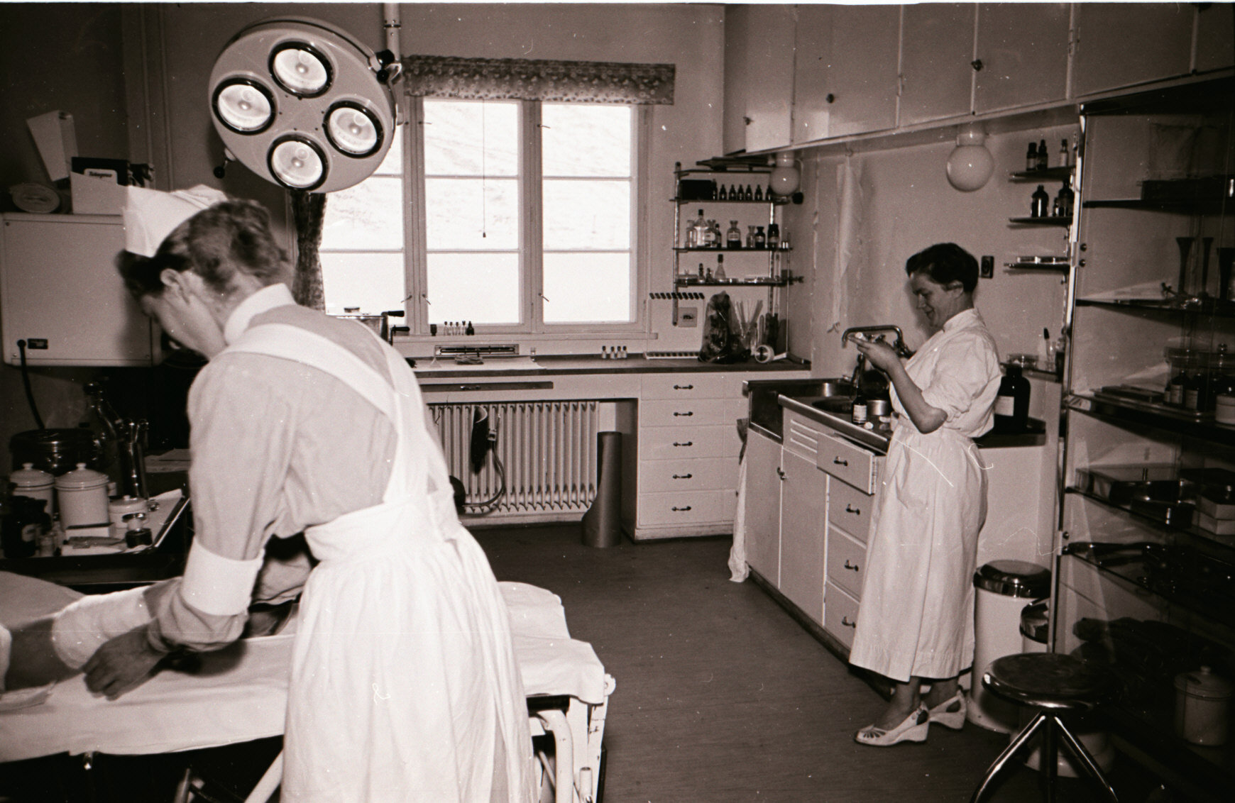 Sykepleierne Bergljot og Ketty i arbeid. 