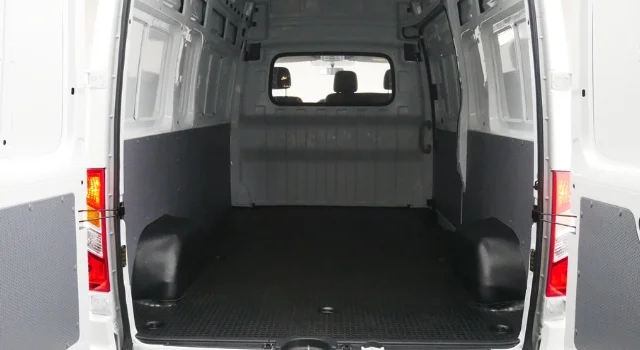maxus-ev80-lcv-elettrico-interni-posteriore.jpg