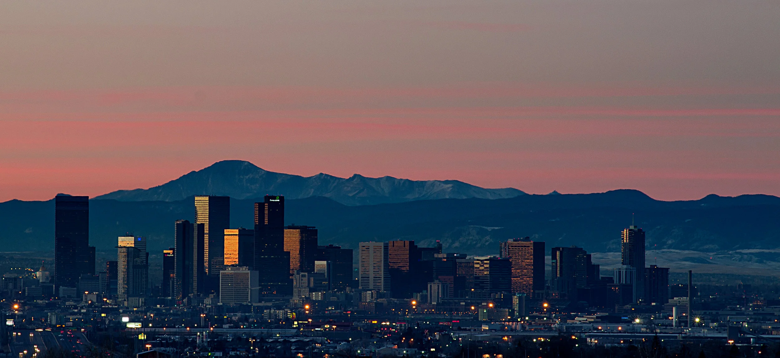 Sunrise_Over_Denver_Skyline.jpg