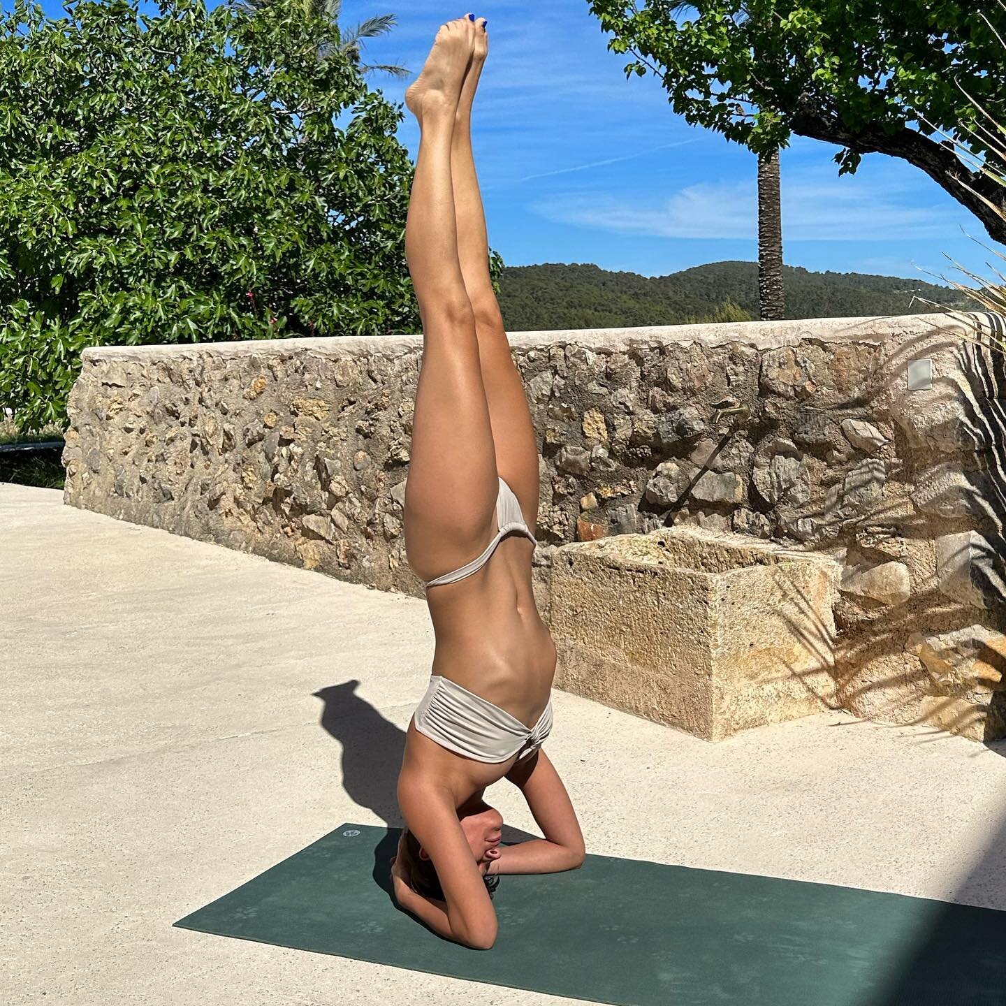Life is a miracle! I wish your weekend to be full of miracles however big or small . If you can&rsquo;t find them flip your perspective upside down 😉
&bull;
&bull;
&bull;

#yoga #yogi #yogini #yogisofinstagram #yogalove #yogalover #yogaposes #yogapo