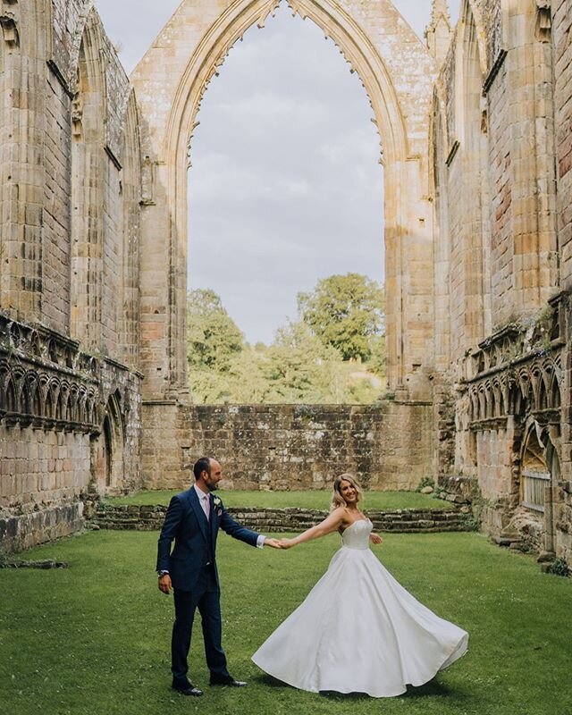 Sarah &amp; Joe, down at the abbey
.
.
📸 @claracooperphoto .
.
.
.
📍 @thetithebarn .
.
.
.
.
.
.
#wedding #engaged #venue #weddingvenue #barnvenue #barn #barnwedding #crippsbarn #tithebarn #shustokefarmbarns #stonebarn #hazelgapbarn #healeybarn #th