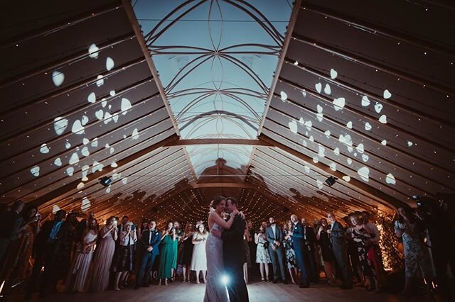Tim &amp; Ruth&rsquo;s first dance under the twinklies at @thorpegarden ✨😍
.
📸 David Loveland Photography .
.
.
.
.
📍 @thorpegarden .
.
.
.
.
.
.
#wedding #engaged #venue #weddingvenue #barnvenue #barn #barnwedding #crippsbarn #tithebarn #shustoke