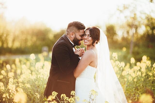 It&rsquo;s the first of March, which means it&rsquo;s the first month of spring! Longer and brighter evenings, more sun, and cracking photo ops like this one 😍.
.
📸 @maryanneweddings .
.
.
.
.
📍 @crippsbarn .
.
.
.
.
.
.
#wedding #engaged #venue #