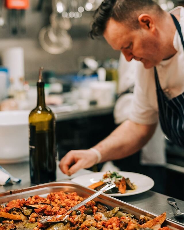 A little snap of Rich prepping up some scrummy Turla Turla at Tithe 😍.
.
📸 @photosbyzoeweddings .
.
.
.
.
📍 @thetithebarn .
.
.
.
.
.
.
#wedding #engaged #venue #weddingvenue #barnvenue #barn #barnwedding #crippsbarn #tithebarn #shustokefarmbarns 