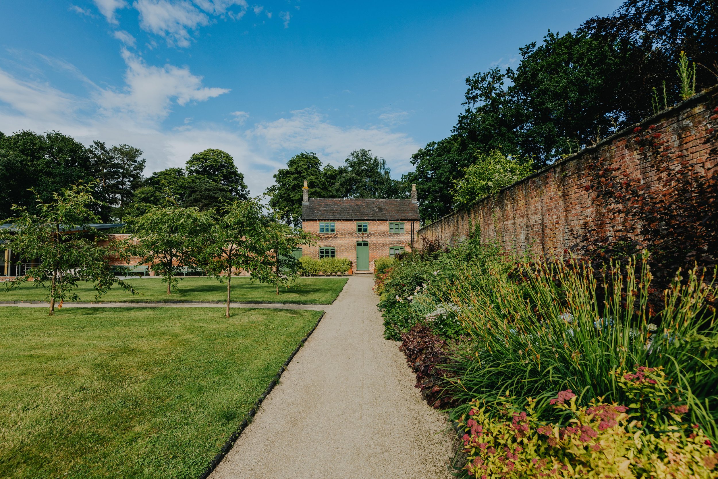 Thorpe - James Merrick Photography - 29.7.21 - Lexy & Tom- Lexy&Tom_DrinksatThorpeGarden_0434-min.jpg