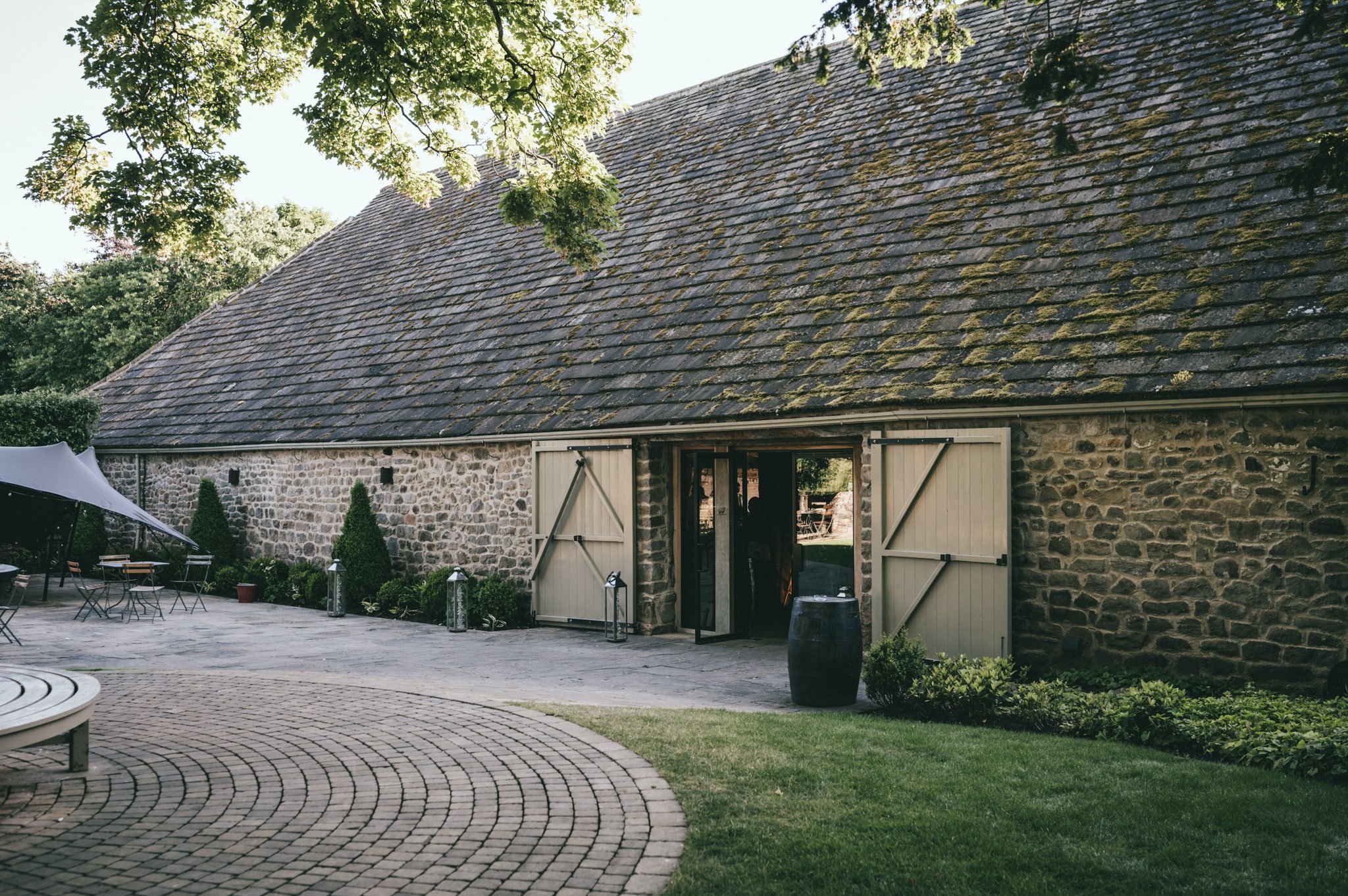 21.6.22 - Sam Chipman Photography - Sarah _ Brandon - Tithe Barn Bolton Abbey - Sam Chipman Photography - Yorkshire Wedding Photographer-9122-min.jpg