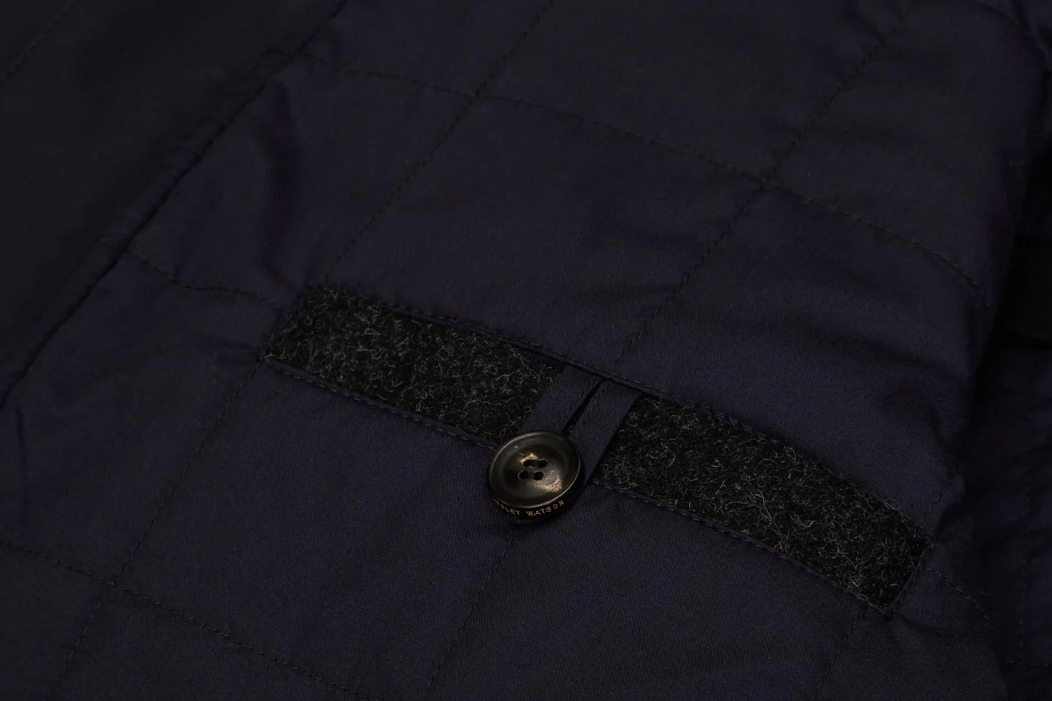 Internal pockets keep documents dry / secure.