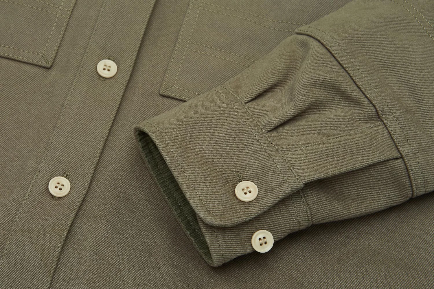 Adjustable cuffs can be tightened. Cuts wind chill.