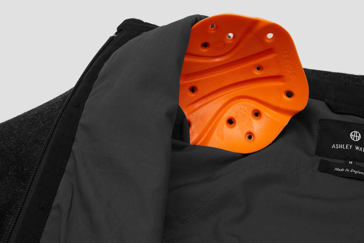 Pockets to hold removable D3O® elbow, shoulder + back armour. Overshirt supplied with Elbow and Shoulder armour.