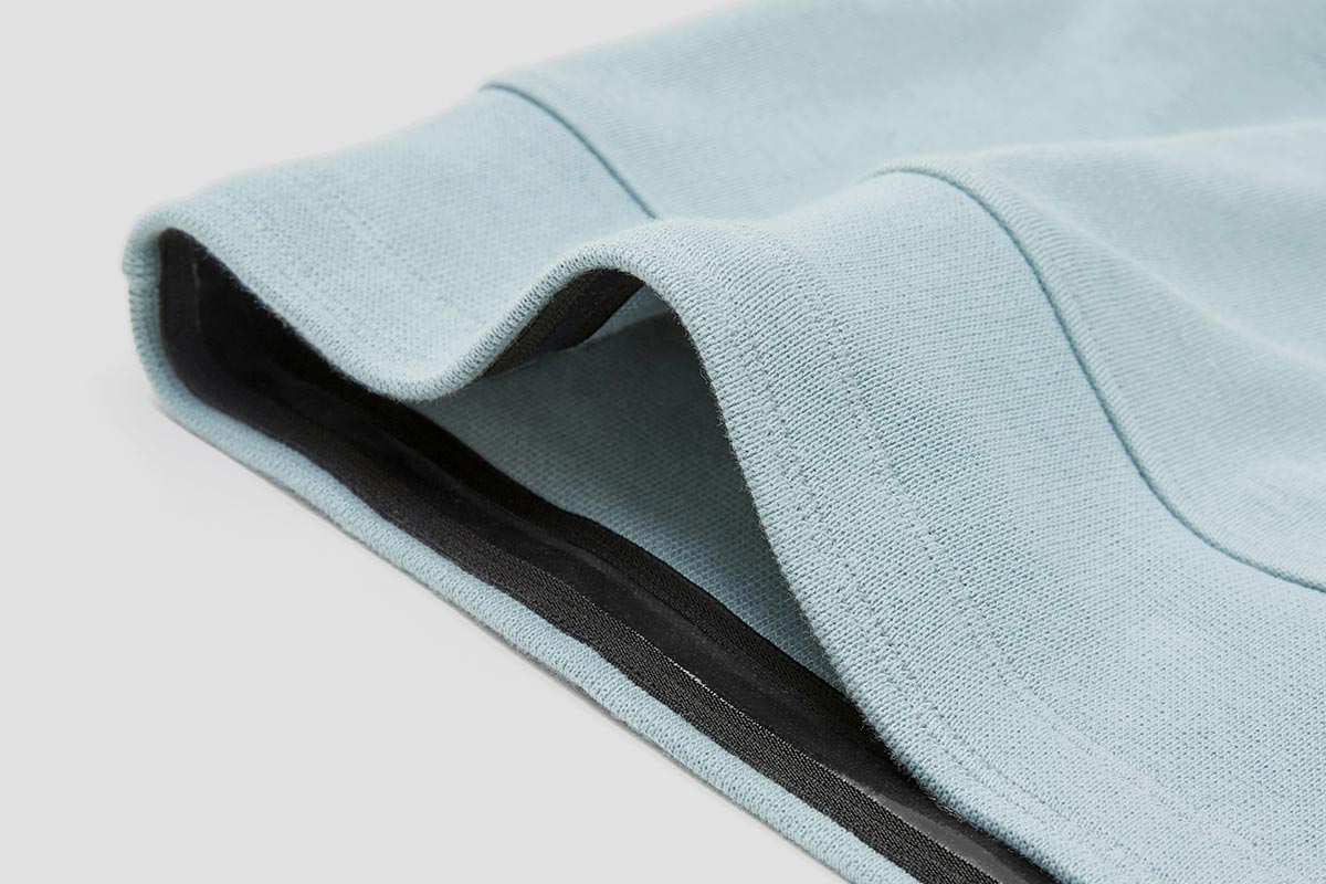 A grip-tape around the hem stops the Cardington Sweatshirt rising-up when reaching forward for the bars.