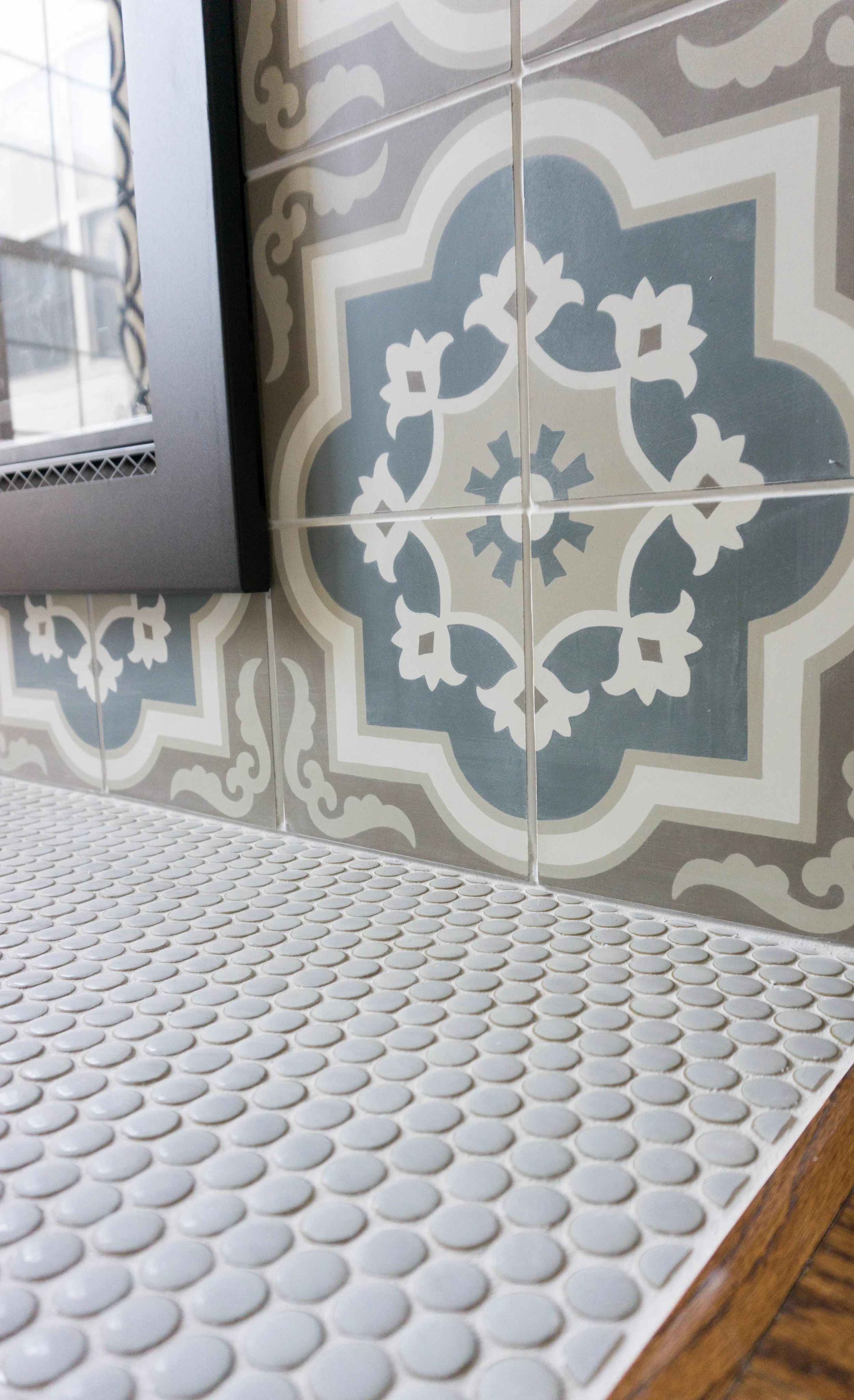 How pretty is this penny tile and patterned ceramic tile combo?