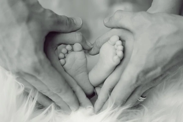baby_feet_and_parents_hands_20171217_1883706718.jpg
