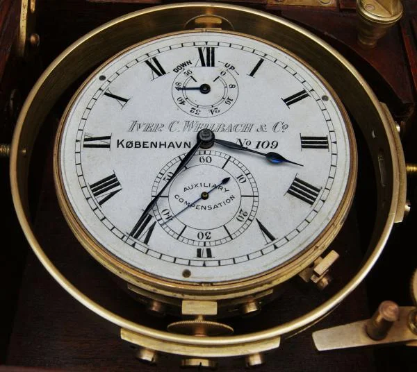 The similarities between the Steinhart and an old marine chronometer are evident (Photo: http://www.la-timonerie-antiquites.com