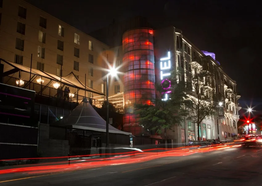 L'HOTEL10 est situé au coin du boulevard Saint-Laurent et de la rue Sherbrooke