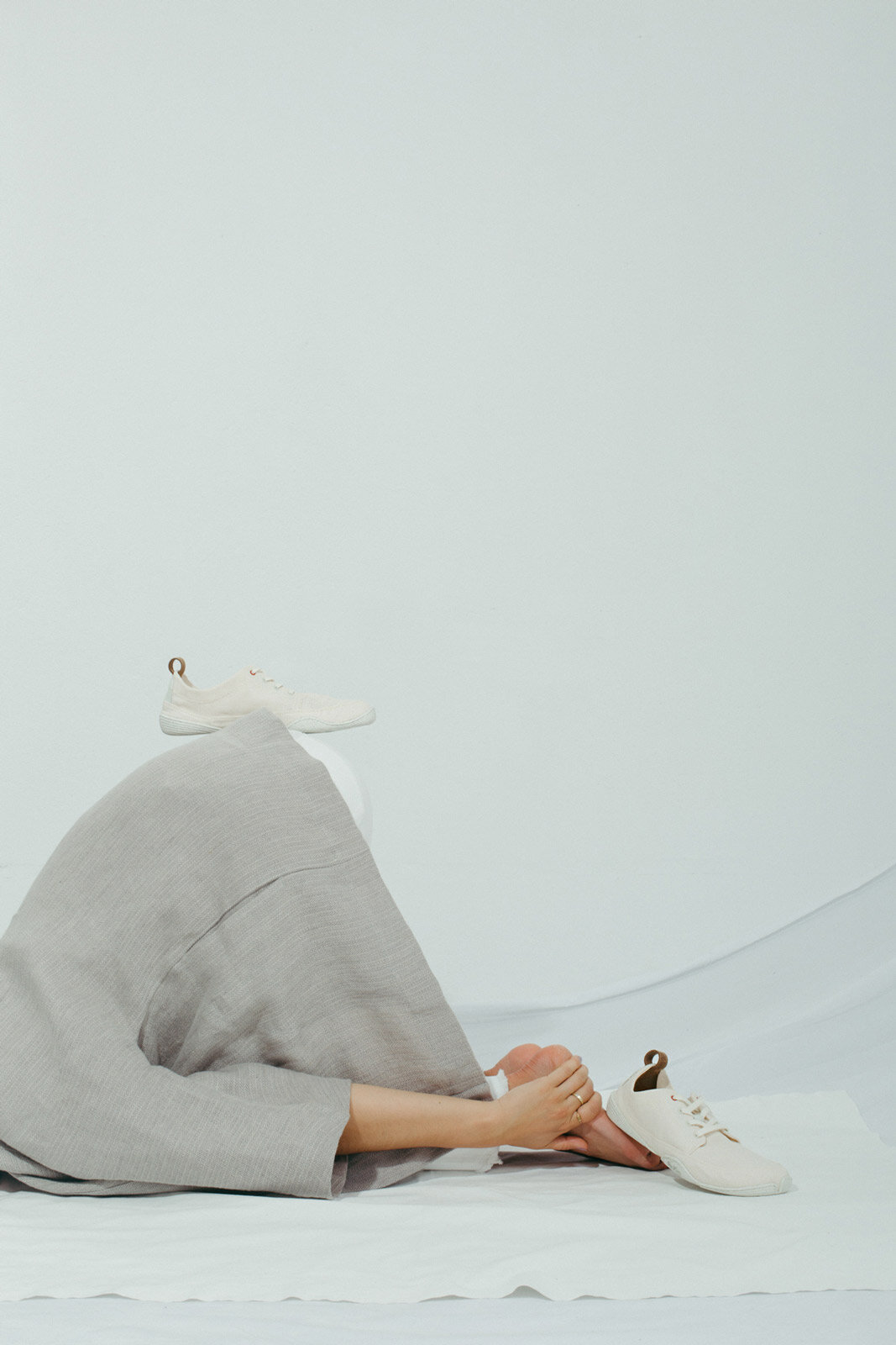 夹克:OFFON淡灰色宽松亚麻夹克94欧元/牛仔裤:DAWN Denim Sun Up by DAWN Denim 139欧元/鞋:Wildling Tanuki Niji 99欧元