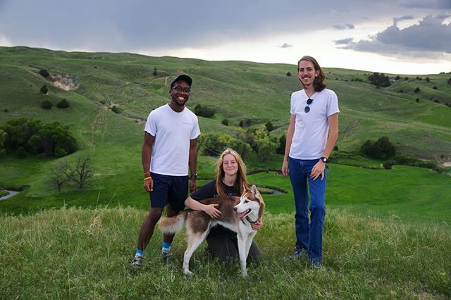 The staff and resident pup out fixing fence on the ranch 🐕
.
.
.
.
.
.
.
#ranch #rural #fence #freshairkids #sandhills #sandhillsinstitute #artistresidency #pastoral #bluejeans #jamesdean #puppy #dogumenta #dog #husky #pupper #landscape #interns