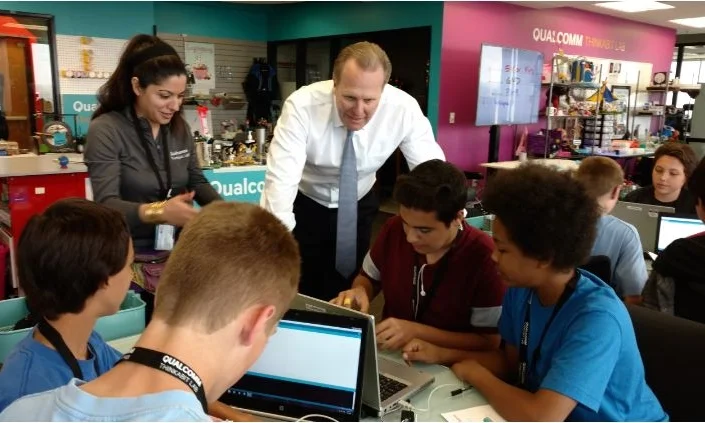 Mayor-at-Thinkabit-Lab.jpg