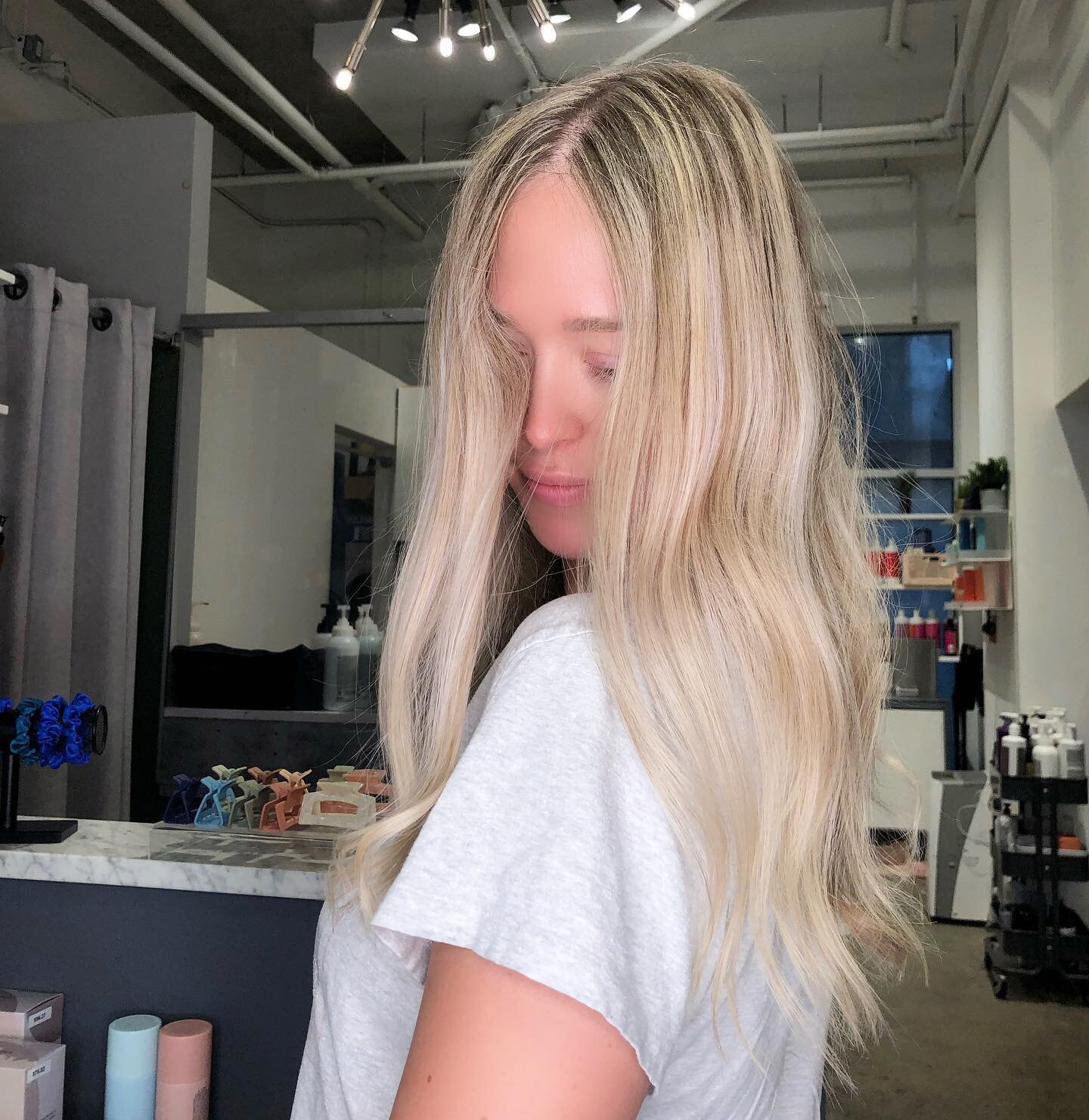 Blonde bombshell brought to you by alixarthurdesign.com. Booking link in bio. 💣 
&bull;
&bull;
&bull;
&bull;
#vancouverhairstylist #blonde #mastercolorist #vancouverblonde #vancouverbalayage