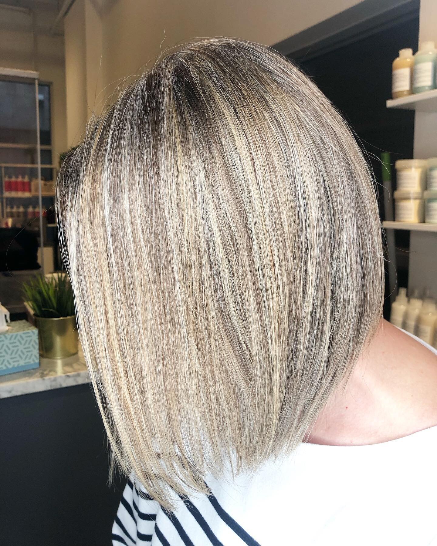 More lowlights or more highlights? Taking wagers @ alixarthurdesign.com. Booking &amp; blog links in bio.
&bull;
&bull;
&bull;
#vancouverhairstylist #vancouverbalayage #colorspecialist #blonde #lob