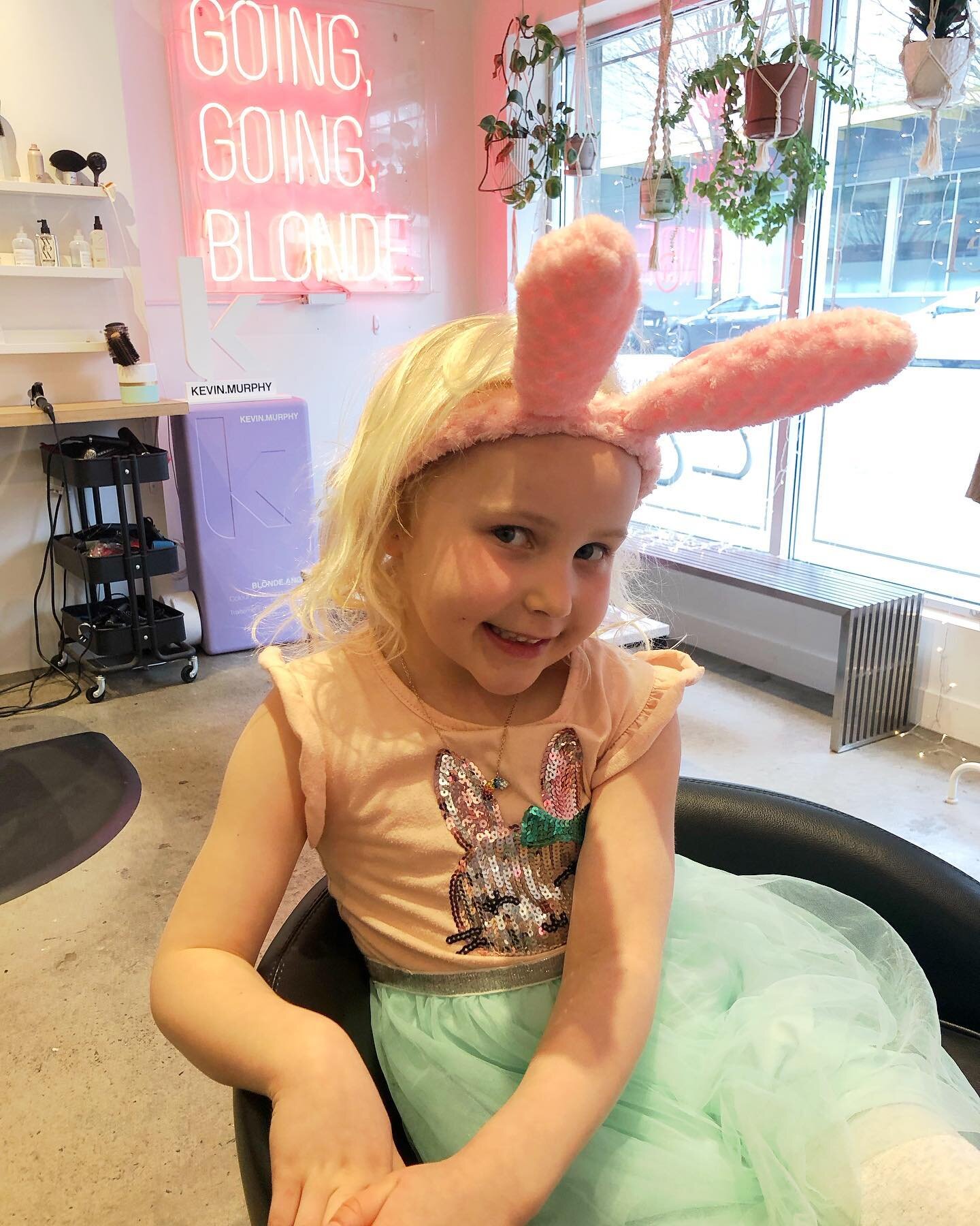This little bunny wanted a bob @ alixarthurdesign.com&hellip; 🐰 Booking link in bio.
&bull;
&bull;
&bull;
#vancouverhairstylist #kidshairstyles #bobhaircut #vancouverhair