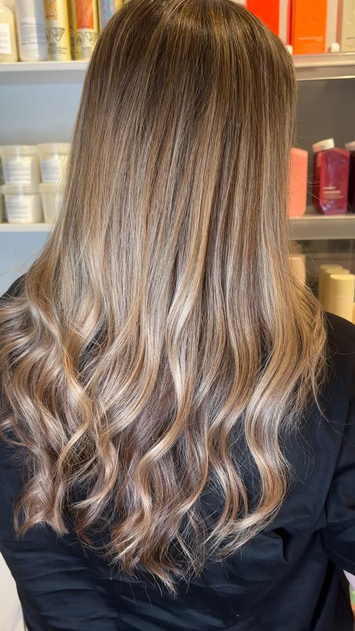 3 bowls of colour here @ alixarthurdesign.com! Bright blonde, golden blonde & dark blonde. And a toner. ππΌ‍βοΈ
•
•
•
#alixarthurdesign #vancouverhairstylist #balayage #highlights #blonde #vancouver