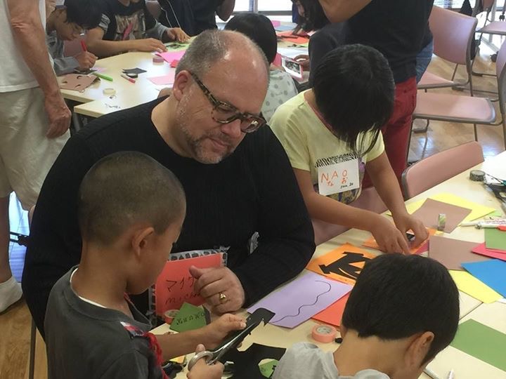 Founder Michael Clemons working with children in Nagoya 名古屋:創設者Michael Clemonsと子供達