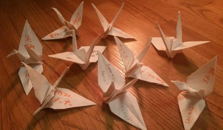 <Paper cranes with the interests of children>