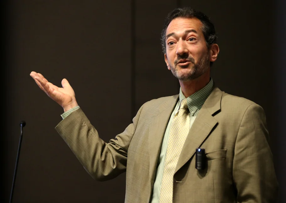 Jay S. Kaufman holds a PhD in epidemiologic science from University of Michigan (1995). He was previously a professor at UNC School of Public Health in Chapel Hill (1999-2008) and is currently Professor in the Department of Epidemiology, Biostatistics and Occupational Health at McGill University (2009-present). His work focuses on social epidemiology, analytic methodology, causal inference for various health outcomes. He is an editor at “Epidemiology” and an associate editor at “American Journal of Epidemiology”. With J. Michael Oakes he is the co-editor of the textbook “Methods in Social Epidemiology” (2nd Edition, 2017).