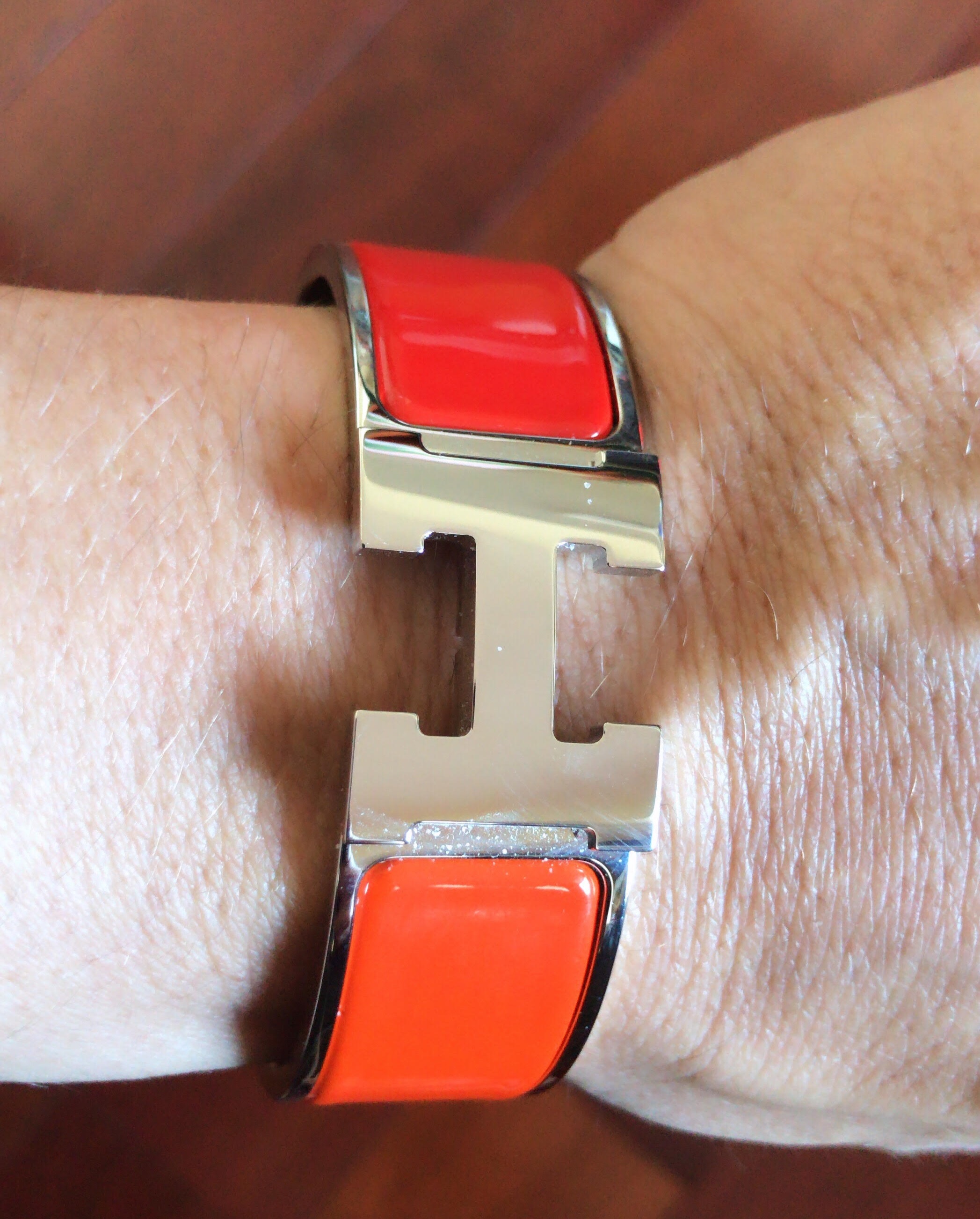 Anemone fisk melodisk Statistisk The NEW Hermes Bi-Color Clic Clac Review — Collecting Luxury