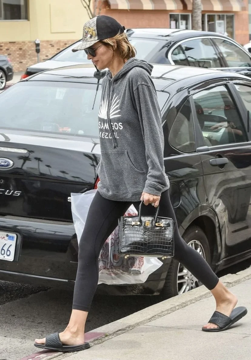 Lisa Rinna with her Hermes Black Crocodile Birkin 25
