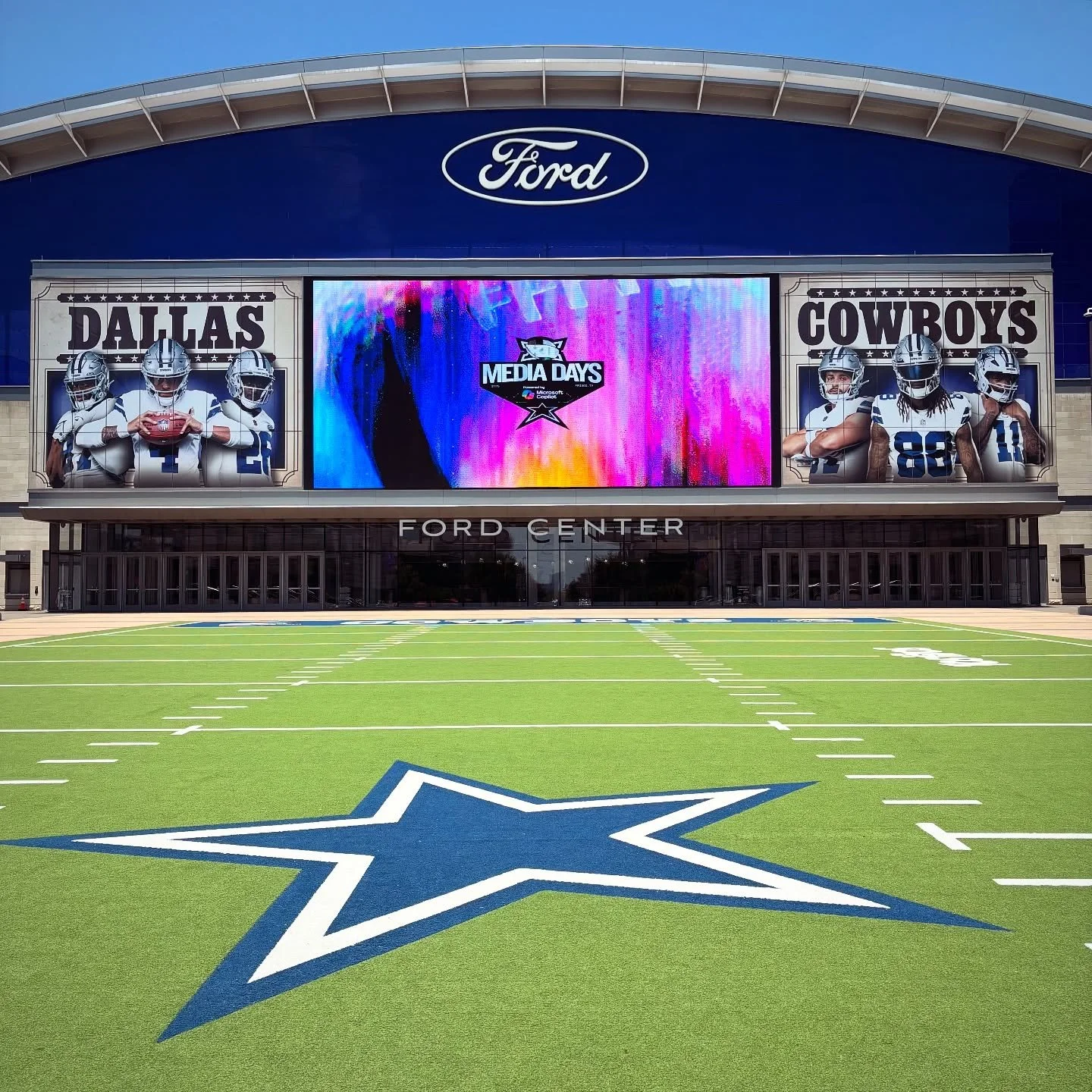 Met lot of @big12conference football players, coaches and mascots at Big XII Media Days within the Dallas Cowboys headquarters for @espn. Football&rsquo;s back!