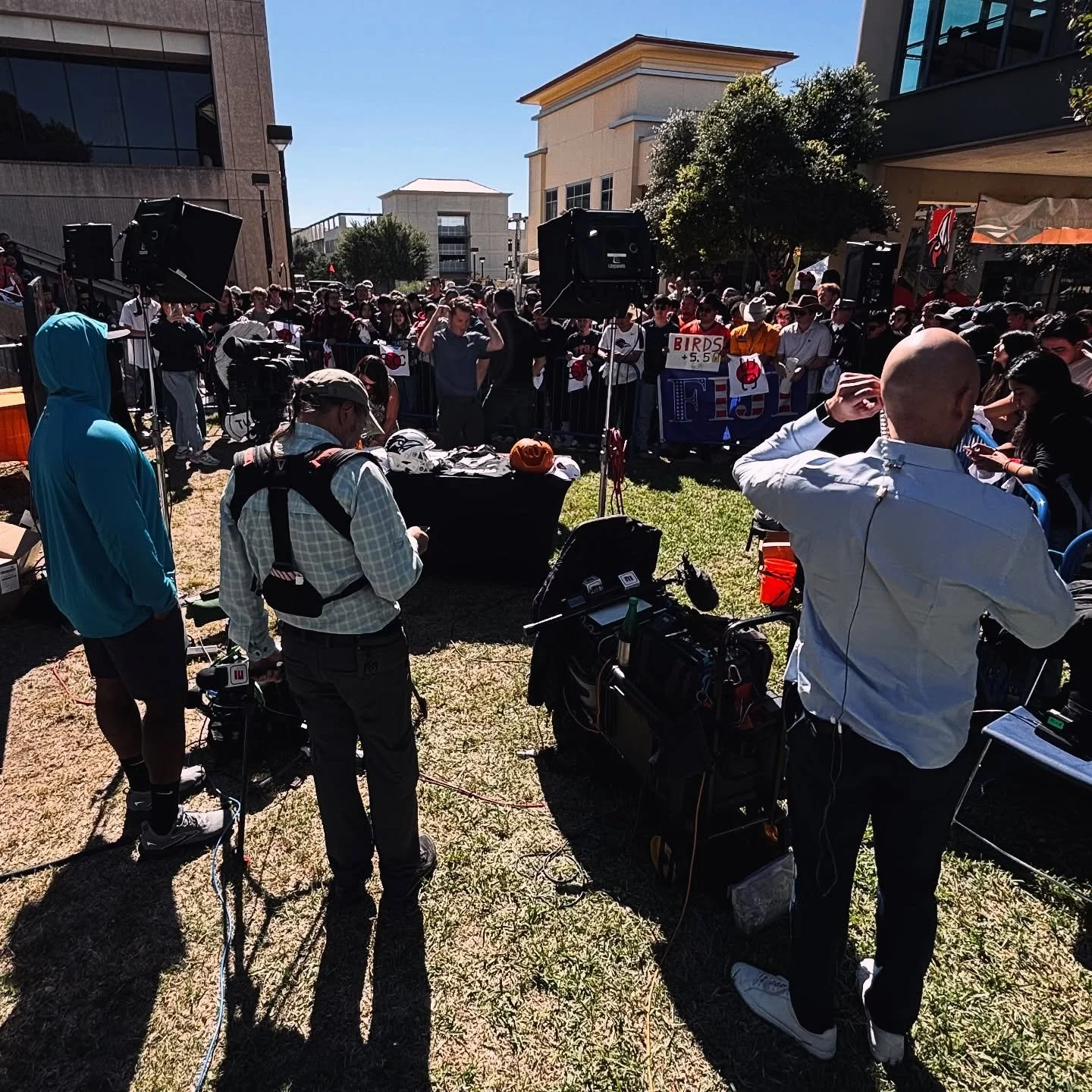 Shot an hour of ESPN SportsCenter live in SATX today. Fans, mariachi band, pi&ntilde;ata smash and of course Rowdy the Roadrunner.