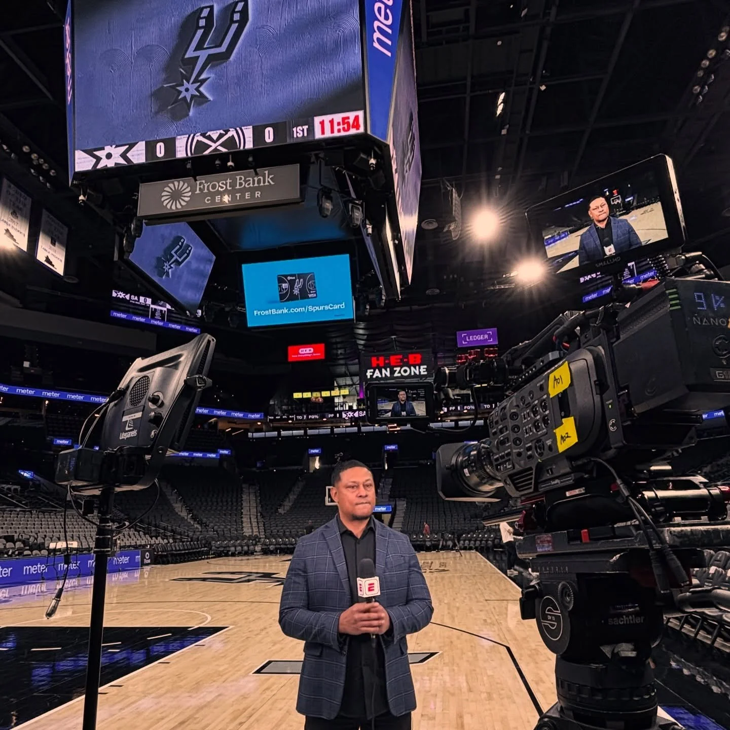 ESPN live hits from under the hoop for both America and China. #global 🏀