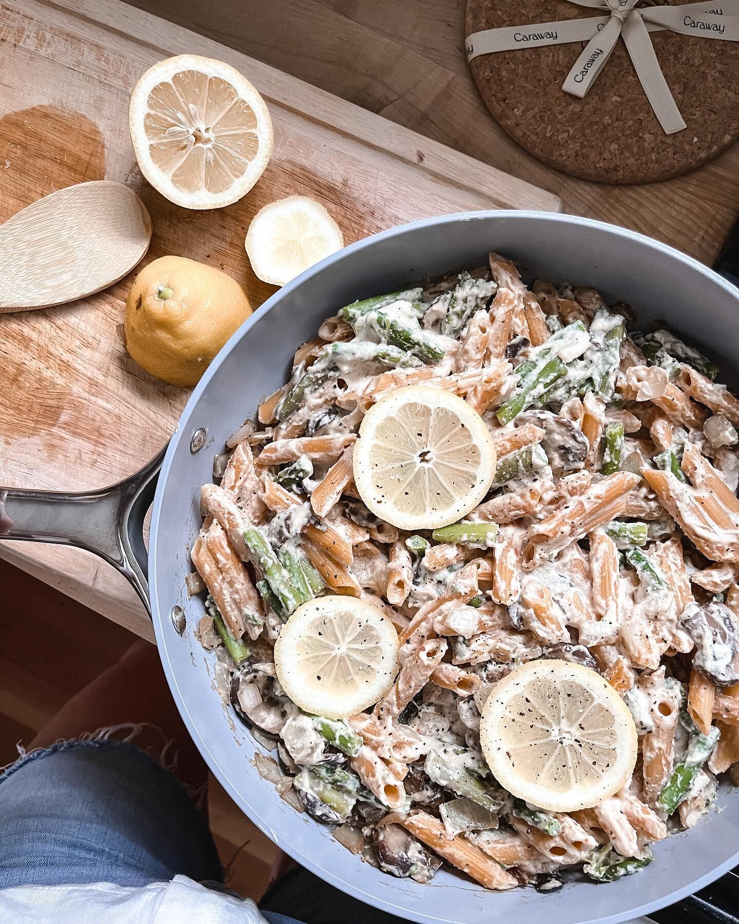 protein hack // protein pasta - swapping out typical pasta for a protein packed option is a simple way to add more protein in while still enjoying your favorite meals.

This recipe is from @shifting.nutrition + i was so excited to make it because it&