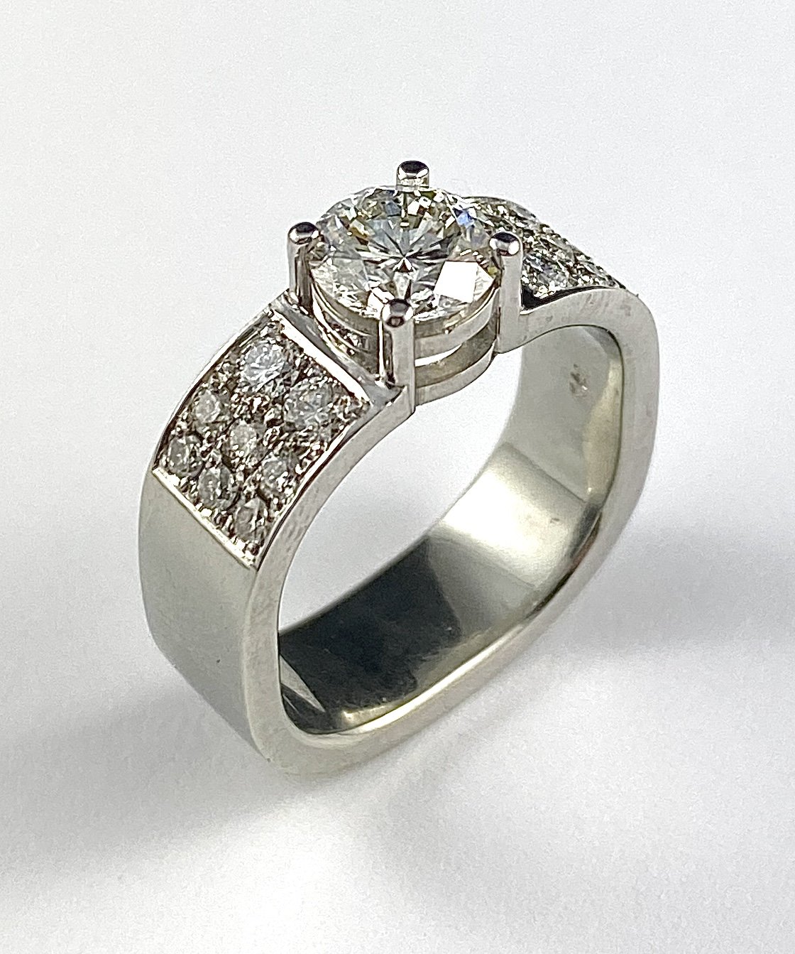 19K White Gold Diamond Ring