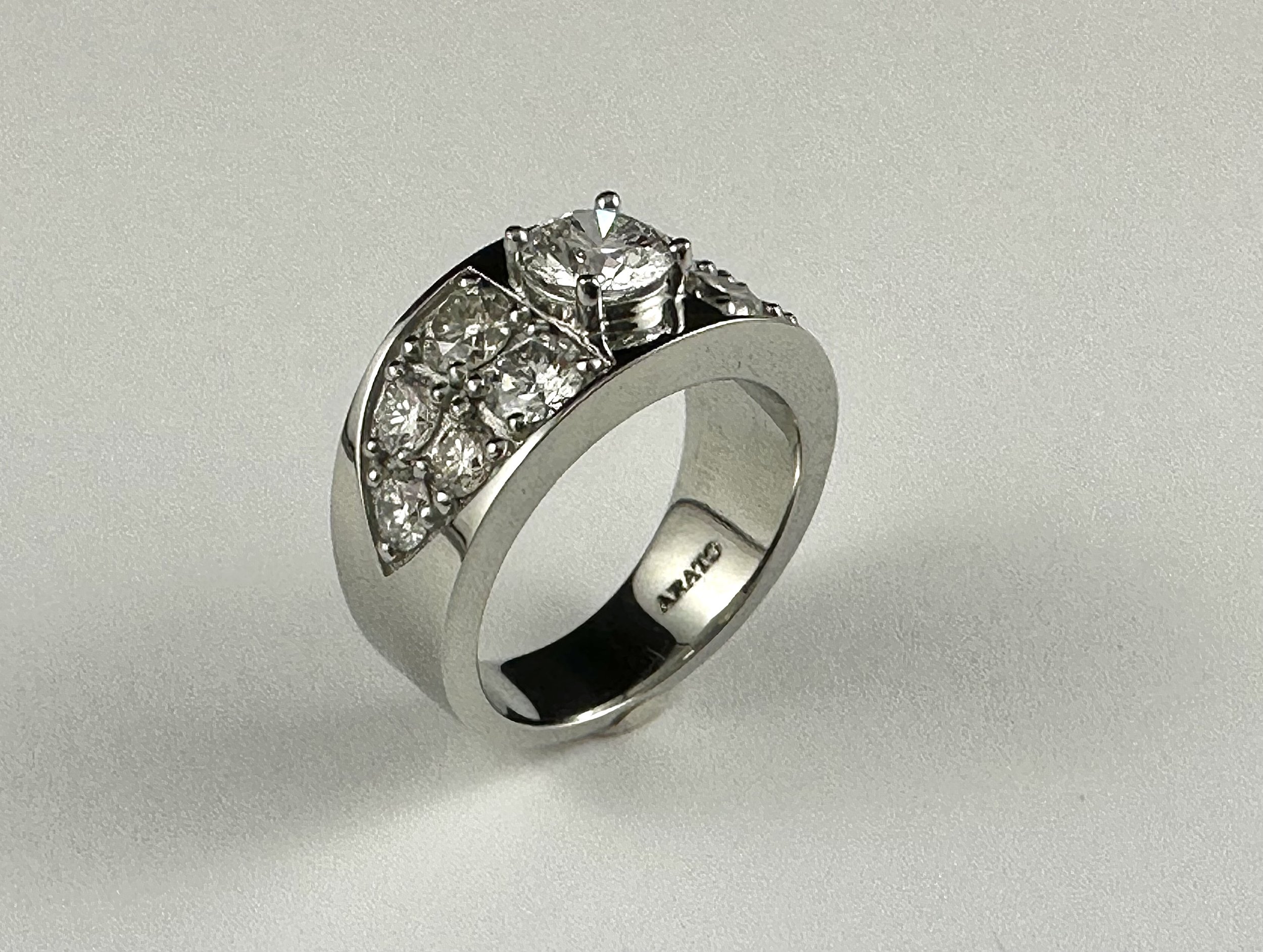 19K White Gold Diamond Ring (Center Diamond with Graduated Pave Shoulders)
