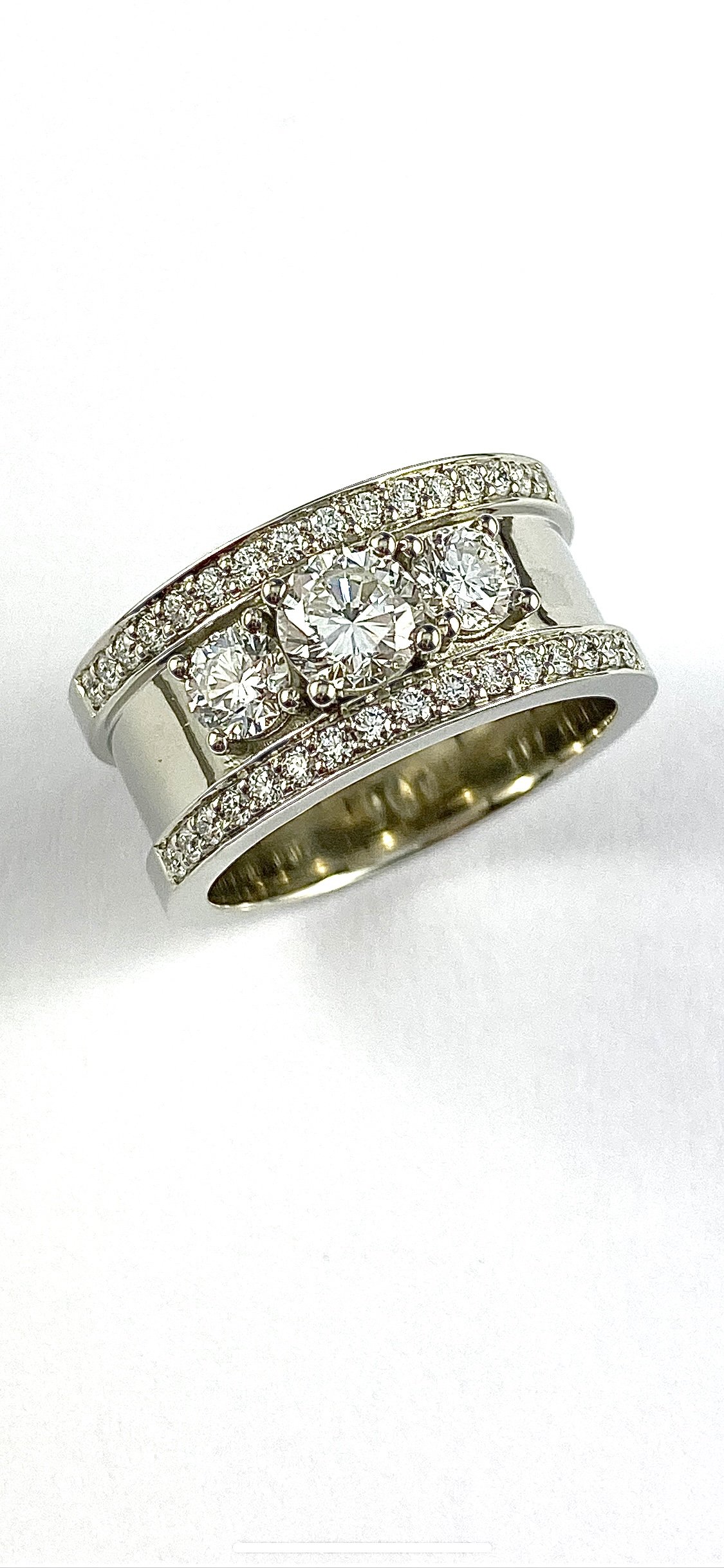 19K White Gold Diamond Ring